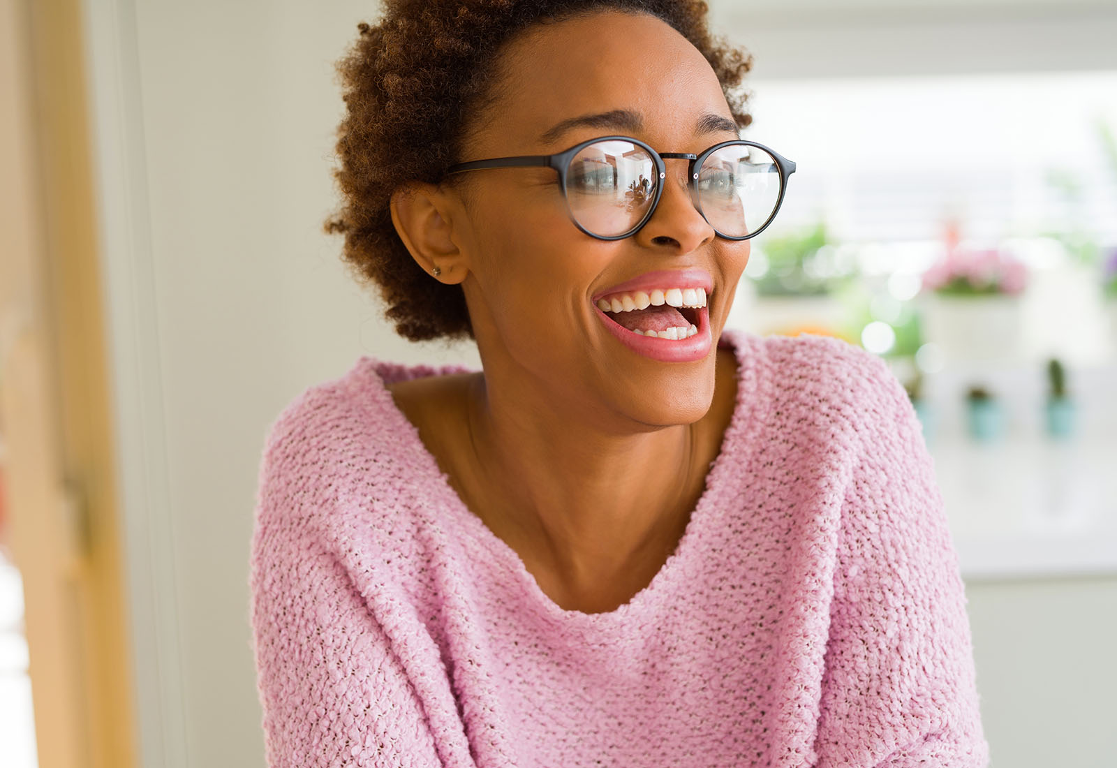 Clienta sonriendo con sus nuevas gafas en una óptica independiente